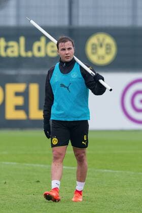 Dortmund, Germany 06.02.2017, Training BV Borussia Dortmund, BVB, Mario Goetze (BVB) mit einer stange ( DeFodi001