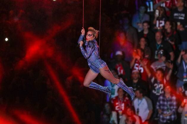 HOUSTON, TX - FEBRUARY 05: Lady Gaga performs during the Pepsi Halftime Show for Super Bowl LI on February 05, 2017, at NRG Stadium in Houston, TX. (Photo by Rich Graessle Icon Sportswire) NFL American Football Herren USA FEB 05 Super Bowl LI - Halftime Show Icon020517037751 EDITORIAL USE ONLY