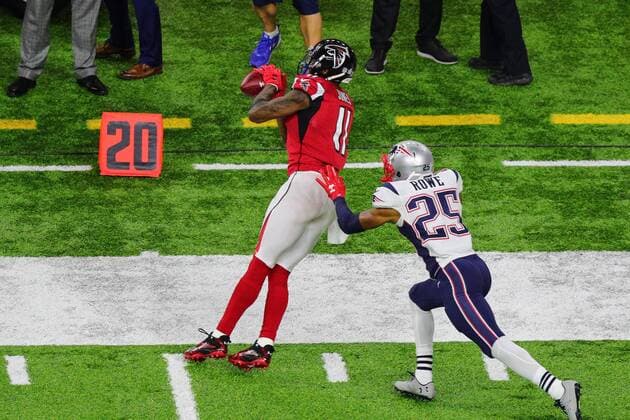 HOUSTON, TX - FEBRUARY 05: Atlanta Falcons wide receiver Julio Jones (11) makes a catch on the sideline during the first half of Super Bowl LI on February 5, 2017, at NRG Stadium in Houston, TX. (Photo by Rich Graessle Icon Sportswire) NFL American Football Herren USA FEB 05 Super Bowl LI - Falcons v Patriots Icon020517046751 EDITORIAL USE ONLY