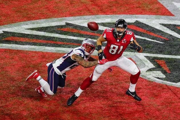 HOUSTON, TX - FEBRUARY 05: Atlanta Falcons tight end Austin Hooper (81) catches a touchdown pass during the second quarter of Super Bowl LI on February 5, 2017, at NRG Stadium in Houston, TX. (Photo by Rich Graessle Icon Sportswire) NFL American Football Herren USA FEB 05 Super Bowl LI - Falcons v Patriots Icon020517034351 EDITORIAL USE ONLY