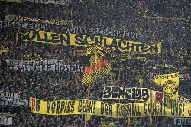 Protest der DO Fans mit Spruchbaendern auf der Suedtribuene gegen RB Leipzig vor dem SPiel, Bullen Schlachten RB verpiss Dich, der Fussball gehoert uns ! , Kommersschweins , Hurensoehne , Fussball 1. Bundesliga, 19. Spieltag, Borussia Dortmund (DO) - RB Leipzig (L) 1:0, am 04.02.2017 in Dortmund Deutschland.