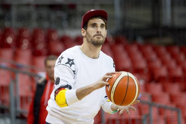 FC Bayern Fussballer Javi (Javier) MARTINEZ uebt sich nach Spielende im Basketballspiel. Basketball, FC Bayern (FCB) - Fraport Skyliners Frankfurt (FRA), Bundesliga, 21.Spieltag, Saison 2016 2017, am 04.02.2017 in Muenchen A U D I D O M E Deutschland. x20170204_149.CR2x