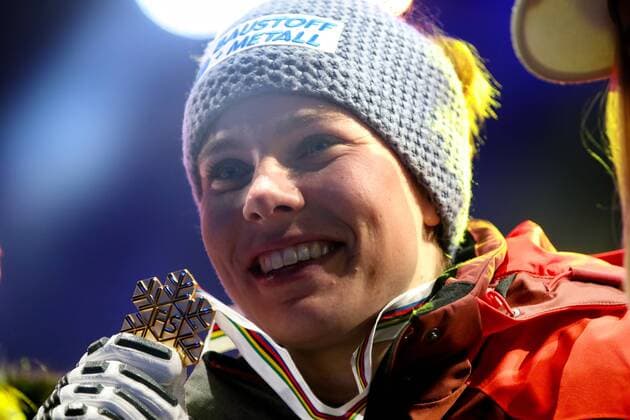 Bilder des Tages - SPORT ALPINE SKIING - FIS Ski WC St. Moritz SANKT MORITZ,SWITZERLAND,07.FEB.17 - ALPINE SKIING - FIS Alpine World Ski Championships, Super G, ladies, award ceremony. Image shows Nicole Schmidhofer (AUT). Keywords: medal. GEPAxpictures xChristianxWalgram