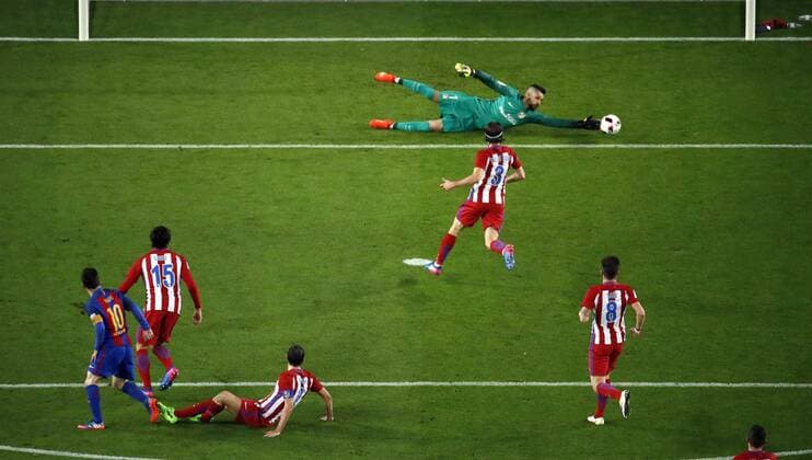 Themen der Woche - SPORT Bilder des Tages - SPORT FC Barcelona Barca s Argentinian striker Leo Messi (L) could not scoes in front of goalkeeper Miguel Angel Moya (back) of Atletico Madrid during their King s Cup semifinal second leg match played at Camp Nou stadium in Barcelona, Catalonia, Spain on 07 February 2017. FC BARCELONA VS ATLETICO MADRID !ACHTUNG: NUR REDAKTIONELLE NUTZUNG!  Copyright: xAlbertoxEstevezx 20170207-636221025543186897