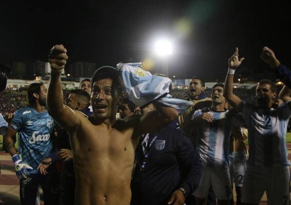 Argentine Atletico de Tucuman s players celebrate their victory against Ecuadorian Nacional during their Copa Libertadores match at Atahualpa stadium in Quito, Ecuador, 07 February 2017. NACIONAL (ECU) - ATLETICO TUCUMAN (ARG) !ACHTUNG: NUR REDAKTIONELLE NUTZUNG!  Copyright: xROLANDOxENRÍQUEZx QUI100 20170208-636221292511450611