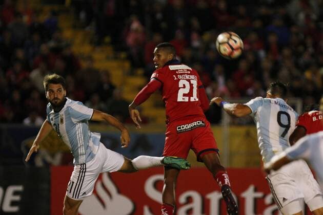 Ecuadorian Nacional s Javier Quinonez (C) fights for the ball with Argentine Atletico de Tucuman s Ignacio Canuto (L) and Fernando Zampedri (R), during their Copa Libertadores match at Atahualpa stadium in Quito, Ecuador, 07 February 2017. NACIONAL (ECU) - ATLETICO TUCUMAN (ARG) !ACHTUNG: NUR REDAKTIONELLE NUTZUNG!  Copyright: xROLANDOxENRÍQUEZx QUI105 20170208-636221294352839199