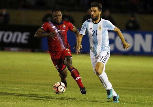 Ecuadorian Nacional s Felix Borja (L) fights for the ball with Argentine Atletico de Tucuman s Ignacio Canuto (R), during their Copa Libertadores match at Atahualpa stadium in Quito, Ecuador, 07 February 2017. NACIONAL (ECU) - ATLETICO TUCUMAN (ARG) !ACHTUNG: NUR REDAKTIONELLE NUTZUNG!  Copyright: xROLANDOxENRÍQUEZx QUI108 20170208-636221294982599088