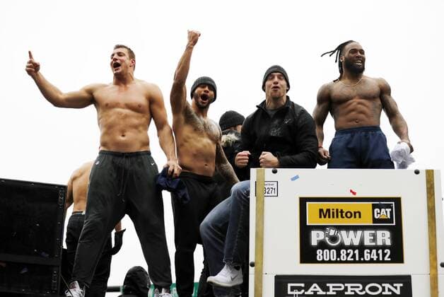 Themen der Woche - SPORT Bilder des Tages - SPORT BOSTON, MA - FEBRUARY 07: New England Patriots tight end Rob Gronkowski (87), New England Patriots running back James White (28), New England Patriots tight end Matt Lengel (82) and New England Patriots running back Brandon Bolden (38) during the Patriots Victory Parade through the streets of Boston on February 7, 2017, in Boston, Massachsetts to celebrate winning Super Bowl LI. (Photo by Fred Kfoury III Icon Sportswire) NFL American Football Herren USA FEB 07 Patriots Victory Parade Icon482170207032 EDITORIAL USE ONLY
