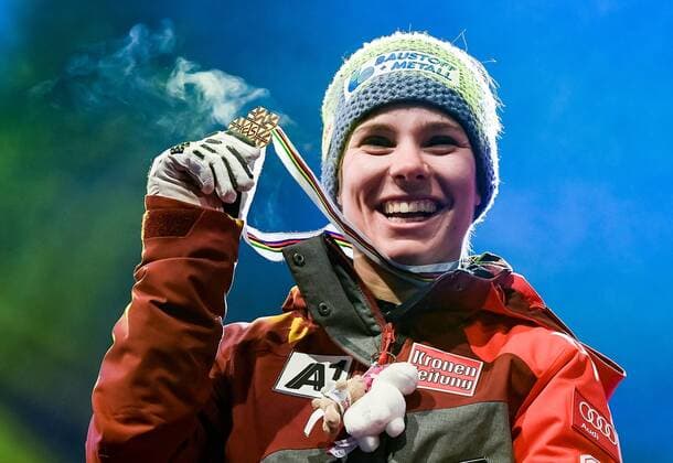 Bilder des Tages - SPORT 07, St. Moritz, SUI, FIS Weltmeisterschaften Ski Alpin, St. Moritz 2017, Super G, Damen, Siegerehrung, im Bild Nicole Schmidhofer (AUT, Weltmeisterin) Nicole Schmidhofer (AUT, Weltmeisterin) during the winner ceremony for the ladie s SuperG of the FIS Ski World Championships 2017. St. Moritz, Switzerland on 2017 02 07. St. Moritz EP_eri