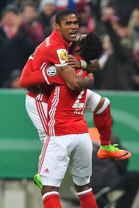 Douglas COSTA (Bayern Muenchen),Torjubel mit David ALABA (Bayern Muenchen) nach Tor zum 1-0.Aktion,Jubel,Freude,Begeisterung, Fussball, DFB Pokal, FC Bayern Muenchen-VFL Wolfsburg 1-0, am 07.02.2017 A L L I A N Z ARENA.