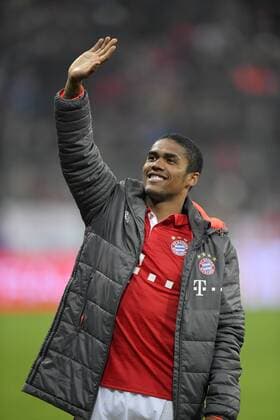 07.02.2017, Fussball DFB Pokal 2016 2017, 3. Runde, FC Bayern München - VfL Wolfsburg, in der Allianz-Arena München. Douglas Costa (FC Bayern München) winkt der Familie. 