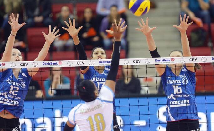 Stuttgart , Volleyball CEV Pokal Achtelfinale Hinspiel , Allianz MTV Stuttgart vs. Agel Prostejov , hinten von links: Deborah van Daelen Nia Grant Michaela Mlejnkova ( Allianz ) , vorne: Sulian Matienzo ( Prostejov )