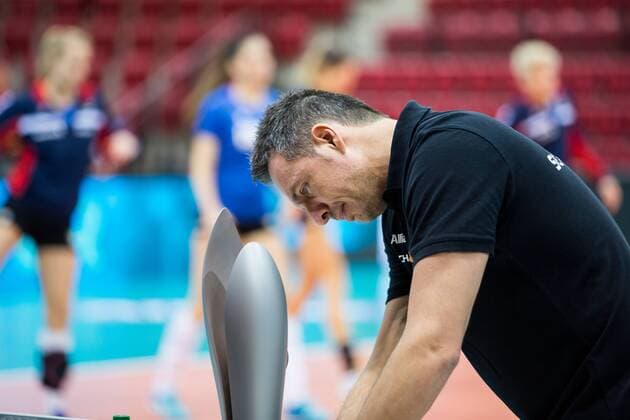 Guillermo Hernandez (Trainer MTV) mit DVV-Pokal vor dem Spiel im CEV Cup; 2017 CEV Volleyball Cup: Allianz MTV Stuttgart vs Agel Prostejov, SCHARRena, Stuttgart Germany, 20170208; Stuttgart Copyright: xWuechnerx xEibner-Pressefotox EP_nwr