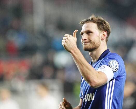 Benedikt Hoewedes (Schalke 04) mit dem Daumen nach oben in Richtung Fans beim Spiel SV Sandhausen gegen FC Schalke 04 im DFB-Pokal am 08.02.2017, Foto:Michael Bermel Eibner-Pressefoto Sandhausen Copyright: xBermel Eibner-Pressefotox EP_mbl
