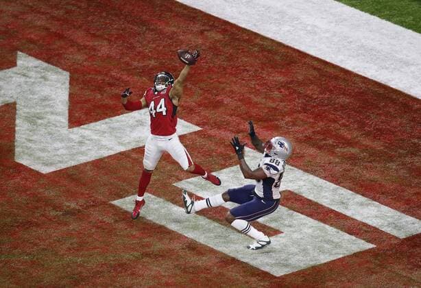 February 05, 2017 Atlanta Falcons outside linebacker Vic Beasley (44) blocks a pass intended for New England Patriots tight end Martellus Bennett (88) during Super Bowl LI between the New England Patriots and the Atlanta Falcons at NRG Stadium in Houston, Texas. CSM NFL American Football Herren USA 2017: Super Bowl LI FEB 05 - ZUMAc04_ 20170205_zaf_c04_458 Copyright: xCharlesxBausx