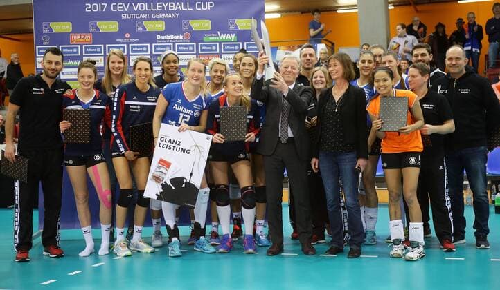 Stuttgart , Volleyball CEV Pokal Achtelfinale Hinspiel , Allianz MTV Stuttgart vs. Agel Prostejov , Ehrung der Stadt Stuttgart für den DVV Ppokalsieg , mit Pokal : Dr.Martin Schairer ( Sportbürgermeister Stadt Stuttgart )