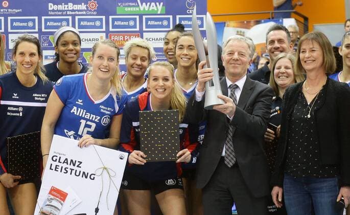 Stuttgart , Volleyball CEV Pokal Achtelfinale Hinspiel , Allianz MTV Stuttgart vs. Agel Prostejov , Ehrung der Stadt Stuttgart für den DVV Ppokalsieg , von links: Deborah van Daelen Kim Renkema mit Pokal : Dr.Martin Schairer ( Sportbürgermeister Stadt Stuttgart ) Ulrike Zeitler ( MTV Vorsitzende )