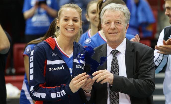 Stuttgart , Volleyball CEV Pokal Achtelfinale Hinspiel , Allianz MTV Stuttgart vs. Agel Prostejov , Ehrung der Stadt Stuttgart für den DVV Ppokalsieg , von links: Kim Renkema Dr.Martin Schairer ( Sportbürgermeister Stadt Stuttgart )
