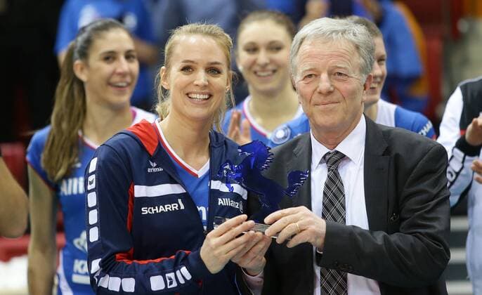 Stuttgart , Volleyball CEV Pokal Achtelfinale Hinspiel , Allianz MTV Stuttgart vs. Agel Prostejov , Ehrung der Stadt Stuttgart für den DVV Ppokalsieg , von links: Kim Renkema Dr.Martin Schairer ( Sportbürgermeister Stadt Stuttgart )
