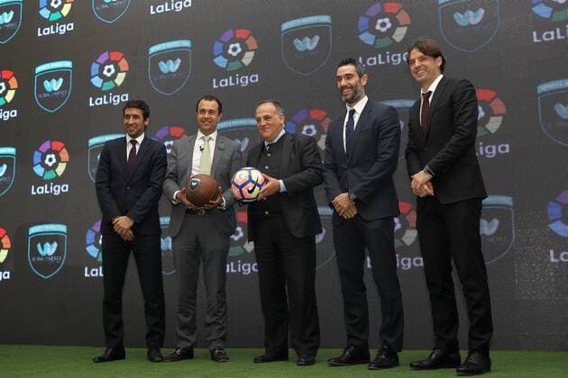 (L-R) Spanish former soccer player Raul Gonzalez, Director of Global W Mexico Rodrigo Lopez, President of the Spanish Liga Javier Tebas and Spanish former soccer players Fernando Sanz and Fernando Morientes pose during a press conference PK Pressekonferenz to present the Spanish Liga representatives office in Mexico City, Mexico, 9 February 2017. OPENING OF THE SPANISH LEAGUE S OFFICE IN MEXICO !ACHTUNG: NUR REDAKTIONELLE NUTZUNG!  Copyright: xAlexxCruzx MEX001 20170209-636222711148378929