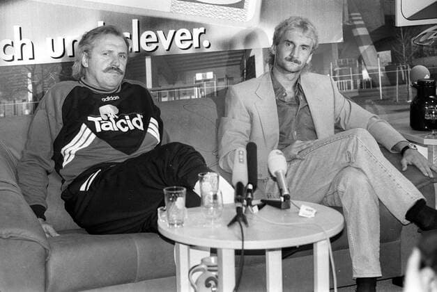 Rudi Völler wird bei Bayer 04 Leverkusen als Neuzugang vorgestellt, hier mit Trainer Dragoslav Stepanovic
