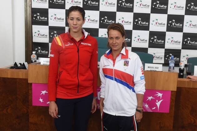 Barbora Strycova (right) and Garbine Muguruza (left) will meet in the first tennis match of the Fed Cup 1st round tie between the Czech Republic and Spain on Saturday, lots decided in Prague, Czech Republic, February 10, 2017. The second women s singles match will be played by Karolina Pliskova and Lara Arruabarrena.On Sunday, Strycova will meet Arruabarrena and Pliskova will meet Muguruza.For the doubles match, the Czechs nominated Lucie Safarova and Katerina Siniakova, the Spaniards Sara Sorribes and Maria Jose Martinez . (CTKxPhoto JaroslavxOzana) CTKPhotoP201702100601601  JAO_8954