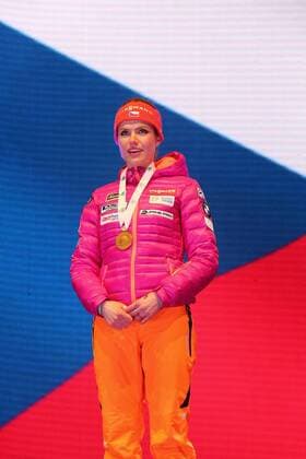 Hochfilzen Biathlon IBU Weltmeisterschaften Hochfilzen, Frauen Sprint, Siegerin Gabriela Koukalova (CZE) mit ihrer Goldmedaille vor der tschechischen Nationalflagge