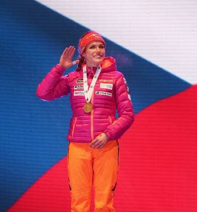 Hochfilzen Biathlon IBU Weltmeisterschaften Hochfilzen, Frauen Sprint, Siegerin Gabriela Koukalova (CZE) mit ihrer Goldmedaille vor der tschechischen Nationalflagge