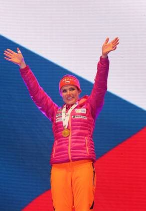 Hochfilzen Biathlon IBU Weltmeisterschaften Hochfilzen, Frauen Sprint, Siegerin Gabriela Koukalova (CZE) mit ihrer Goldmedaille vor der tschechischen Nationalflagge