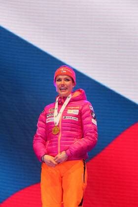 Hochfilzen Biathlon IBU Weltmeisterschaften Hochfilzen, Frauen Sprint, Siegerin Gabriela Koukalova (CZE) mit ihrer Goldmedaille vor der tschechischen Nationalflagge
