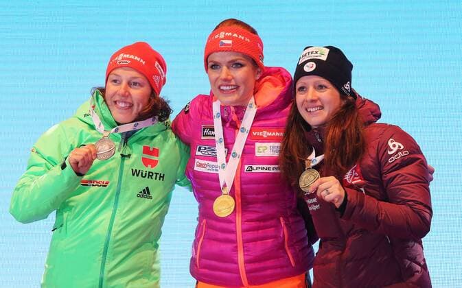 Hochfilzen Biathlon IBU Weltmeisterschaften Hochfilzen, Frauen Sprint, v.l. Laura Dahlmeier (GER, 2. Platz), Siegerin Gabriela Koukalova (CZE) mit ihrer Goldmedaille und Anais Chevalier (FRA, 3. Platz)