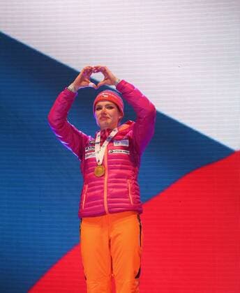 Hochfilzen Biathlon IBU Weltmeisterschaften Hochfilzen, Frauen Sprint, Siegerin Gabriela Koukalova (CZE) zeigt ein Herz vor der tschechischen Nationalflagge