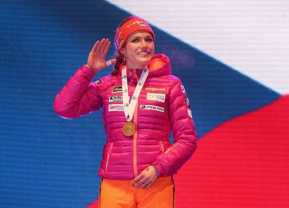 Hochfilzen Biathlon IBU Weltmeisterschaften Hochfilzen, Frauen Sprint, Siegerin Gabriela Koukalova (CZE) mit ihrer Goldmedaille vor der tschechischen Nationalflagge
