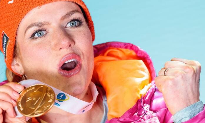 10.02.2017, Biathlonarena, Hochfilzen, AUT, IBU Weltmeisterschaften Biathlon, Hochfilzen 2017, Sprint Frauen, Siegerehrung, im Bild Siegerin und Weltmeisterin Gabriela Koukalova (CZE) Winner and World Champion Gabriela Koukalova of Czech Republic presents her Goldmedal during Winner Ceremony of the Ladies Sprint of the IBU Biathlon World Championships at the Biathlonarena in Hochfilzen, Austria on 2017 02 10. -Pressefoto Hochfilzen  EP_fei  