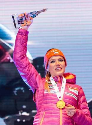 10.02.2017, Biathlonarena, Hochfilzen, AUT, IBU Weltmeisterschaften Biathlon, Hochfilzen 2017, Sprint Frauen, Siegerehrung, im Bild Siegerin und Weltmeisterin Gabriela Koukalova (CZE) Winner and World Champion Gabriela Koukalova of Czech Republic presents her Goldmedal during Winner Ceremony of the Ladies Sprint of the IBU Biathlon World Championships at the Biathlonarena in Hochfilzen, Austria on 2017 02 10. -Pressefoto Hochfilzen  EP_fei  