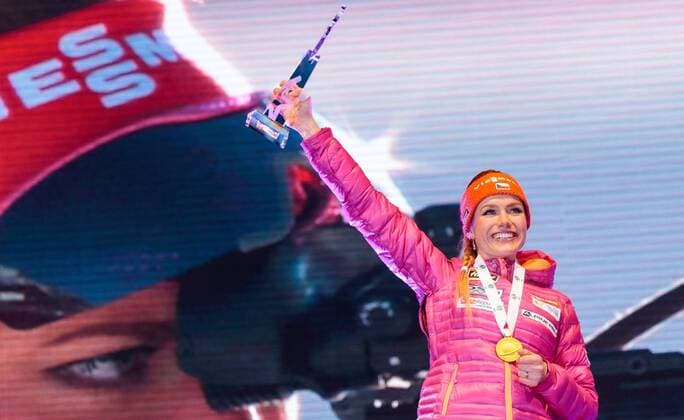 10.02.2017, Biathlonarena, Hochfilzen, AUT, IBU Weltmeisterschaften Biathlon, Hochfilzen 2017, Sprint Frauen, Siegerehrung, im Bild Siegerin und Weltmeisterin Gabriela Koukalova (CZE) Winner and World Champion Gabriela Koukalova of Czech Republic presents her Goldmedal during Winner Ceremony of the Ladies Sprint of the IBU Biathlon World Championships at the Biathlonarena in Hochfilzen, Austria on 2017 02 10. -Pressefoto Hochfilzen  EP_fei  