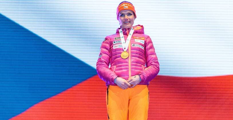 10.02.2017, Biathlonarena, Hochfilzen, AUT, IBU Weltmeisterschaften Biathlon, Hochfilzen 2017, Sprint Frauen, Siegerehrung, im Bild Siegerin und Weltmeisterin Gabriela Koukalova (CZE) Winner and World Champion Gabriela Koukalova of Czech Republic presents her Goldmedal during Winner Ceremony of the Ladies Sprint of the IBU Biathlon World Championships at the Biathlonarena in Hochfilzen, Austria on 2017 02 10. -Pressefoto Hochfilzen  EP_fei  