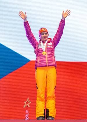10.02.2017, Biathlonarena, Hochfilzen, AUT, IBU Weltmeisterschaften Biathlon, Hochfilzen 2017, Sprint Frauen, Siegerehrung, im Bild Siegerin und Weltmeisterin Gabriela Koukalova (CZE) Winner and World Champion Gabriela Koukalova of Czech Republic presents her Goldmedal during Winner Ceremony of the Ladies Sprint of the IBU Biathlon World Championships at the Biathlonarena in Hochfilzen, Austria on 2017 02 10. -Pressefoto Hochfilzen  EP_fei  