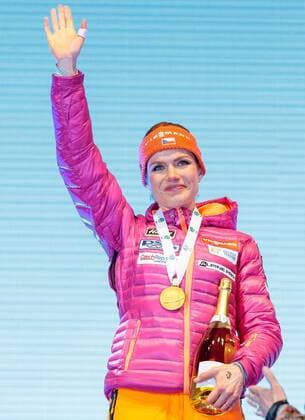 10.02.2017, Biathlonarena, Hochfilzen, AUT, IBU Weltmeisterschaften Biathlon, Hochfilzen 2017, Sprint Frauen, Siegerehrung, im Bild Siegerin und Weltmeisterin Gabriela Koukalova (CZE) Winner and World Champion Gabriela Koukalova of Czech Republic presents her Goldmedal during Winner Ceremony of the Ladies Sprint of the IBU Biathlon World Championships at the Biathlonarena in Hochfilzen, Austria on 2017 02 10. -Pressefoto Hochfilzen  EP_fei  