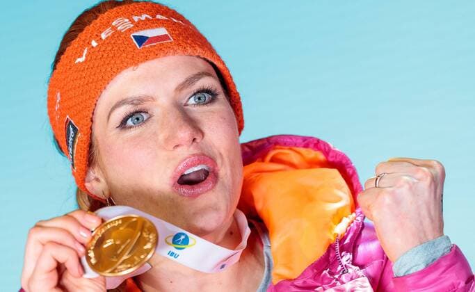 10.02.2017, Biathlonarena, Hochfilzen, AUT, IBU Weltmeisterschaften Biathlon, Hochfilzen 2017, Sprint Frauen, Siegerehrung, im Bild Siegerin und Weltmeisterin Gabriela Koukalova (CZE) Winner and World Champion Gabriela Koukalova of Czech Republic presents her Goldmedal during Winner Ceremony of the Ladies Sprint of the IBU Biathlon World Championships at the Biathlonarena in Hochfilzen, Austria on 2017 02 10. -Pressefoto Hochfilzen  EP_fei  