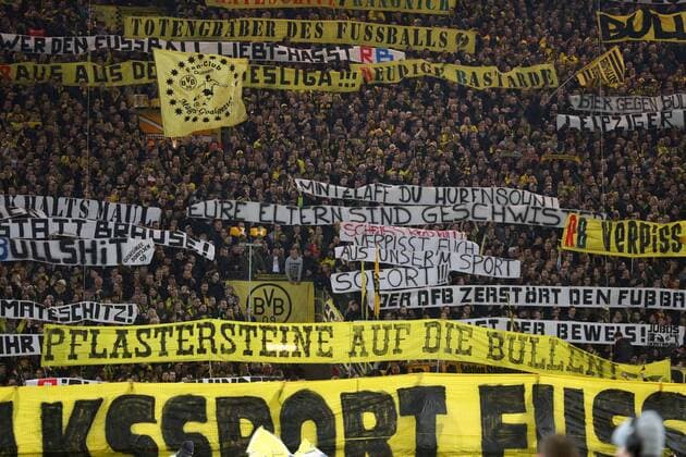 Samstag 04.02.2017, Saison 2016 2017, 1. Bundesliga, 19. Spieltag im Dortmunder Signal Iduna Park, BVB 09 Borussia Dortmund - RB Leipzig, Die Dortmunder BVB-Fans unterstützen ihr Team auf der Südtribüne Protest des Fanbündnisses Südtribüne Dortmund gegen den Verein RB Leipzig per Spruchband: Für den Volkssport Fussball - gegen die, die ihn zerstören und weiteren Bannern