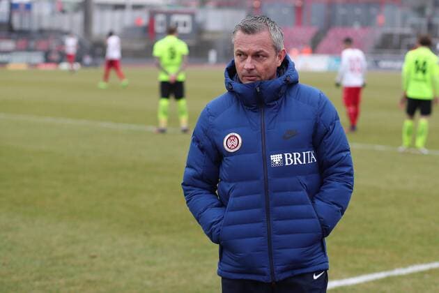 Fußball, GER, Dritte Liga, 22. Spieltag, Fortuna Köln - SV Wehen Wiesbaden am Samstag, 11. Februar 2017 im Südstadion in Köln-Zollstock Sportdirektor und Trainer Christian Hock ( Wiesbaden ) Fortuna Köln - SV Wehen Wiesbaden