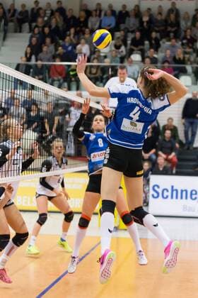 Veronika Hroncekova (VfB Suhl Lotto Thüringen, 4) am Netz, Volleyball, Volleyball-Bundesliga Frauen, Schwarz-Weiß Erfurt - VfB 91 Suhl Lotto Thüringen, xprx