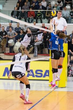 Natascha Niemczyk (Schwarz-Weiß Erfurt, 8) (links) verteidigt gegen Veronika Hroncekova (VfB Suhl Lotto Thüringen, 4) (rechts), Volleyball, Volleyball-Bundesliga Frauen, Schwarz-Weiß Erfurt - VfB 91 Suhl Lotto Thüringen, xprx