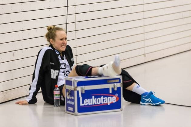 Alison Skayhan (Schwarz-Weiß Erfurt, 12) verletzt, Verletzung, injured, Volleyball, Volleyball-Bundesliga Frauen, Schwarz-Weiß Erfurt - VfB 91 Suhl Lotto Thüringen, xprx