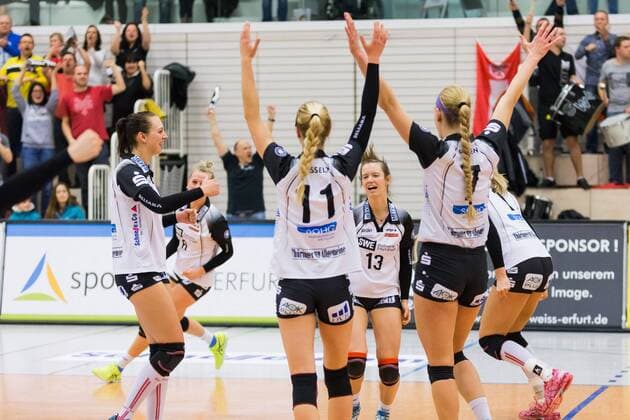 Jubel bei SWE über den gewonnenen ersten Satz; Jubel, celebration, Volleyball, Volleyball-Bundesliga Frauen, Schwarz-Weiß Erfurt - VfB 91 Suhl Lotto Thüringen, xprx