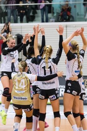 Jubel bei SWE über den gewonnenen ersten Satz; Jubel, celebration, Volleyball, Volleyball-Bundesliga Frauen, Schwarz-Weiß Erfurt - VfB 91 Suhl Lotto Thüringen, xprx