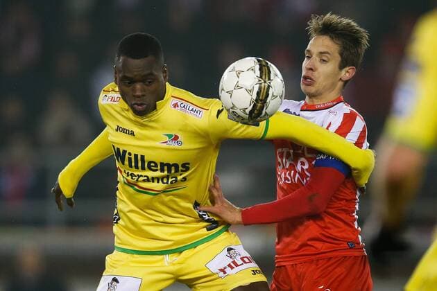 Oostende s Landry Nany Dimata and Mouscron s David Hubert fight for the ball during the Jupiler Pro League match between Mouscron and KV Oostende, in Mouscron, Saturday 11 February 2017, on day 26 of the Belgian soccer championship. BRUNOxFAHY  x05045207x