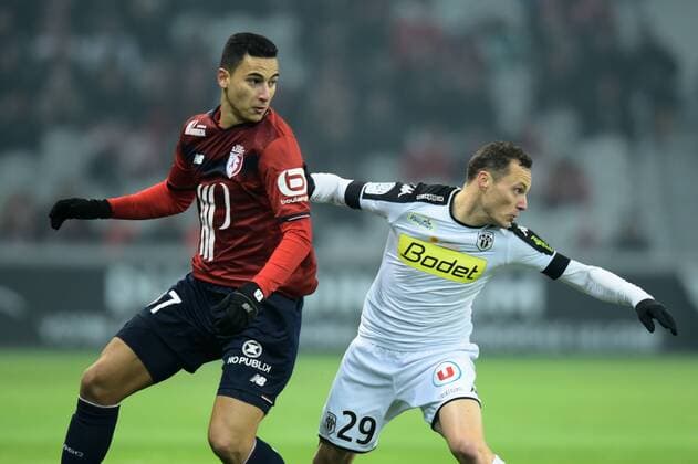 Anwar El Ghazi ( Lille ) - Vincent Manceau ( Angers ) FOOTBALL : Lille OSC vs SCO Angers - Ligue 1 - Lille - 11 02 2017 FedericoPestellini Panoramic 