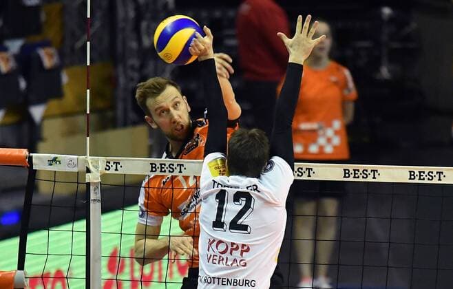 Paul Carroll (BR Volleys), beim Schmetterball, vorne Philip Trenkler (Rottenburg), BR Volleys Berlin - TV Rottenburg Deutsche Volleyball Liga, Saison 2016 2017, Herren, Männer, Männer, men, Volleyball, Deutschland, Germany, Max-Schmeling-Halle Berlin, 11.1.2017